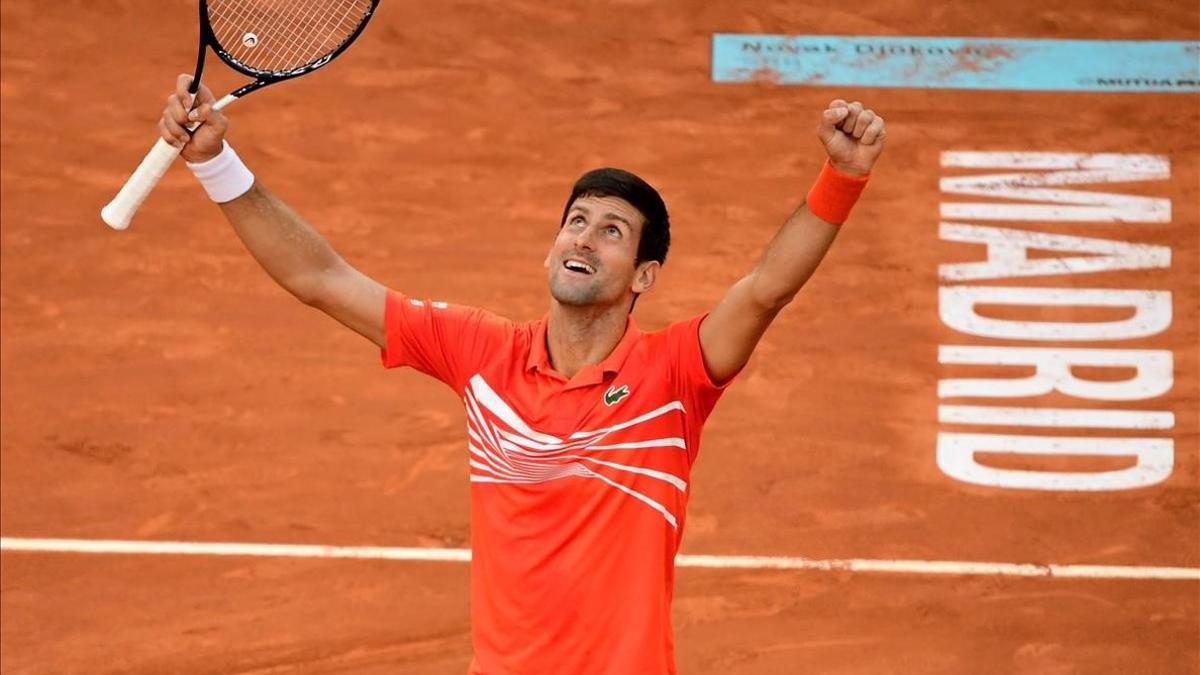 Djokovic alza los brazos para celebrar su victoria en la final de Madrid en 2019