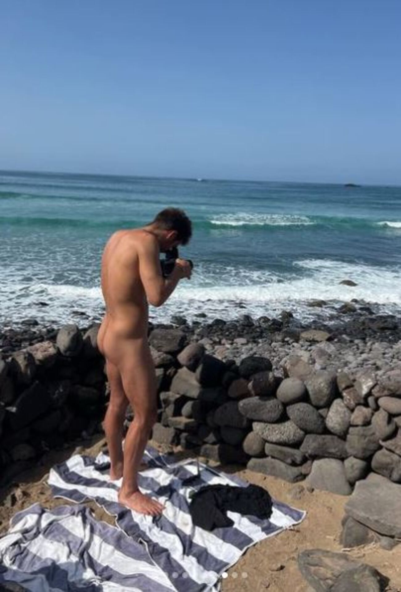 Jon Kortajarena en uno de los zocos de piedra de la playa de Famara para protegerse del viento.