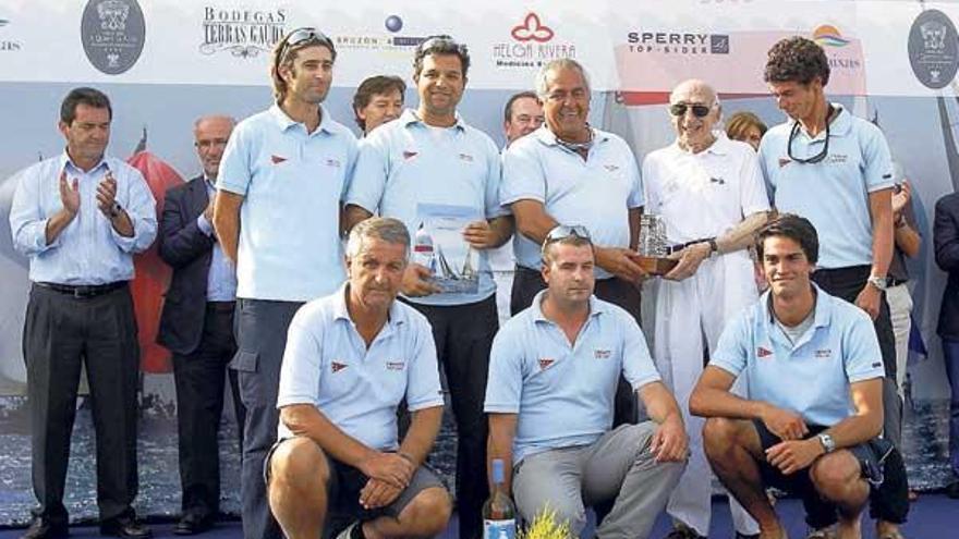 La tripulación del &quot;Codaste&quot;, de Roberto Fontán, posa con el trofeo que les acredita como ganadores de la categoría ORC 2. // Fotos: José Lores