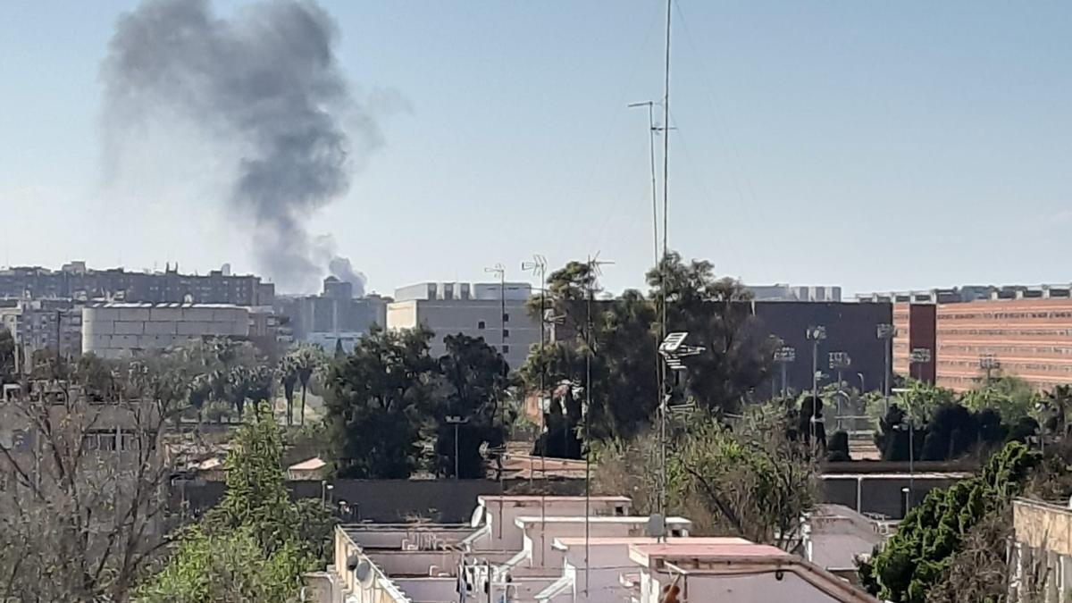 Vista de la gran columna de humo desde Serrería.