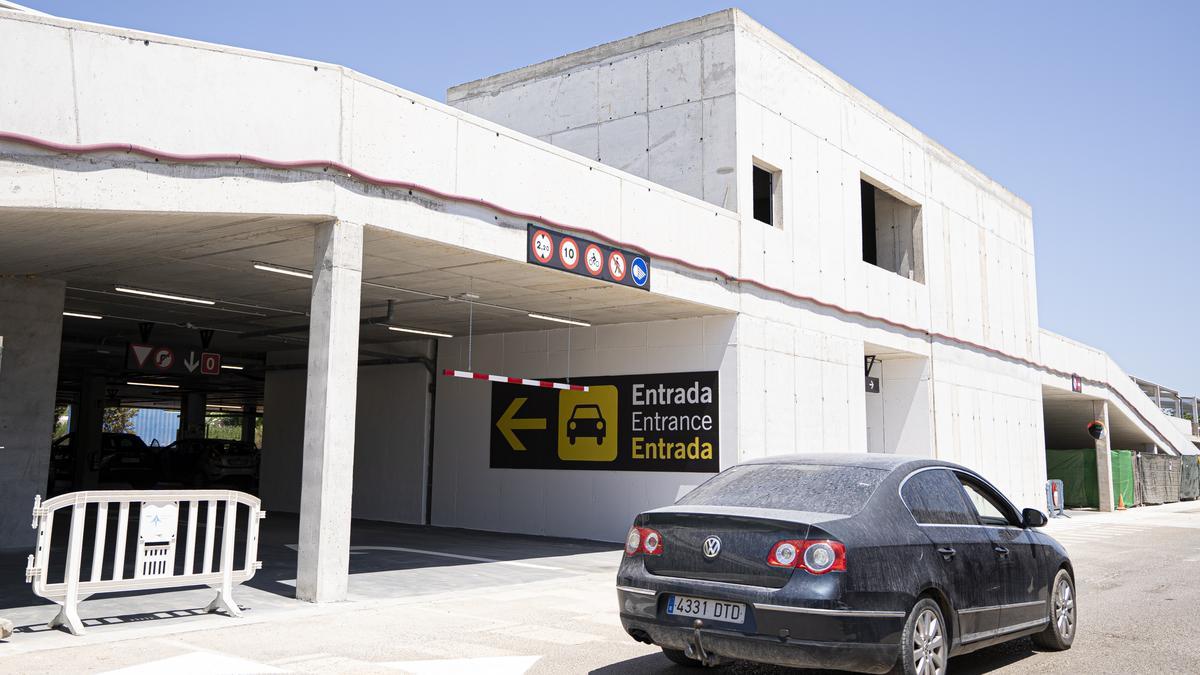 Edificio del nuevo aparcamiento del aeropuerto.