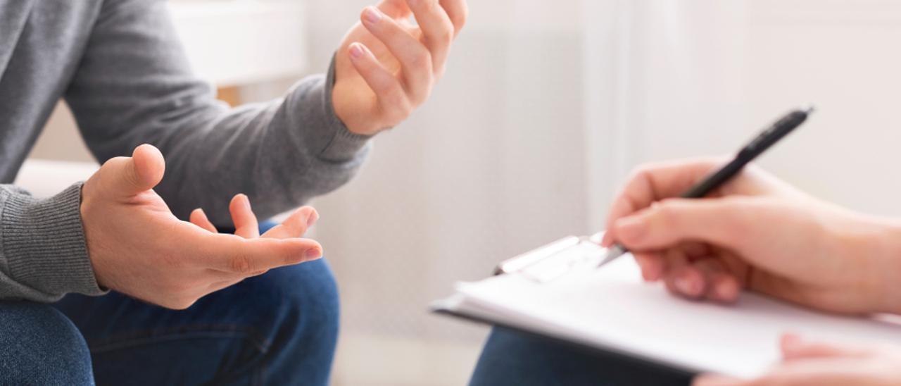 Un hombre acude a la consulta de un psicólogo.