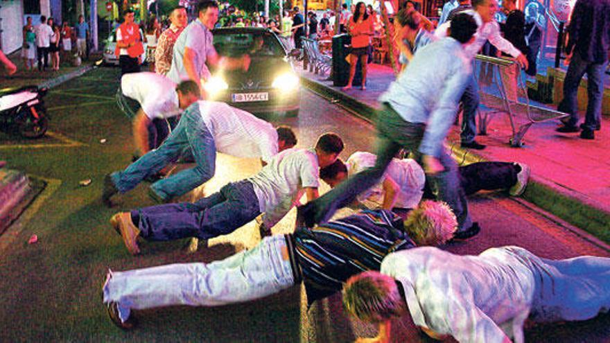 Unos turistas se ponen a hacer flexiones en medio de la calle de Punta Ballena (Calvià).