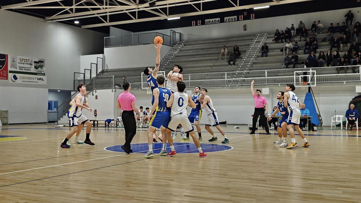 Salto inicial del partido.