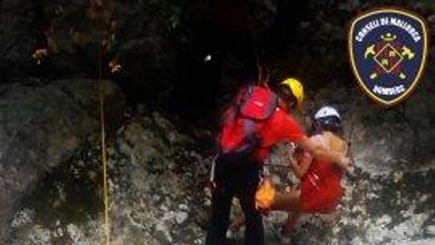 Rescatan a una chica que había quedado atrapada en un acantilado del Gorg Blau