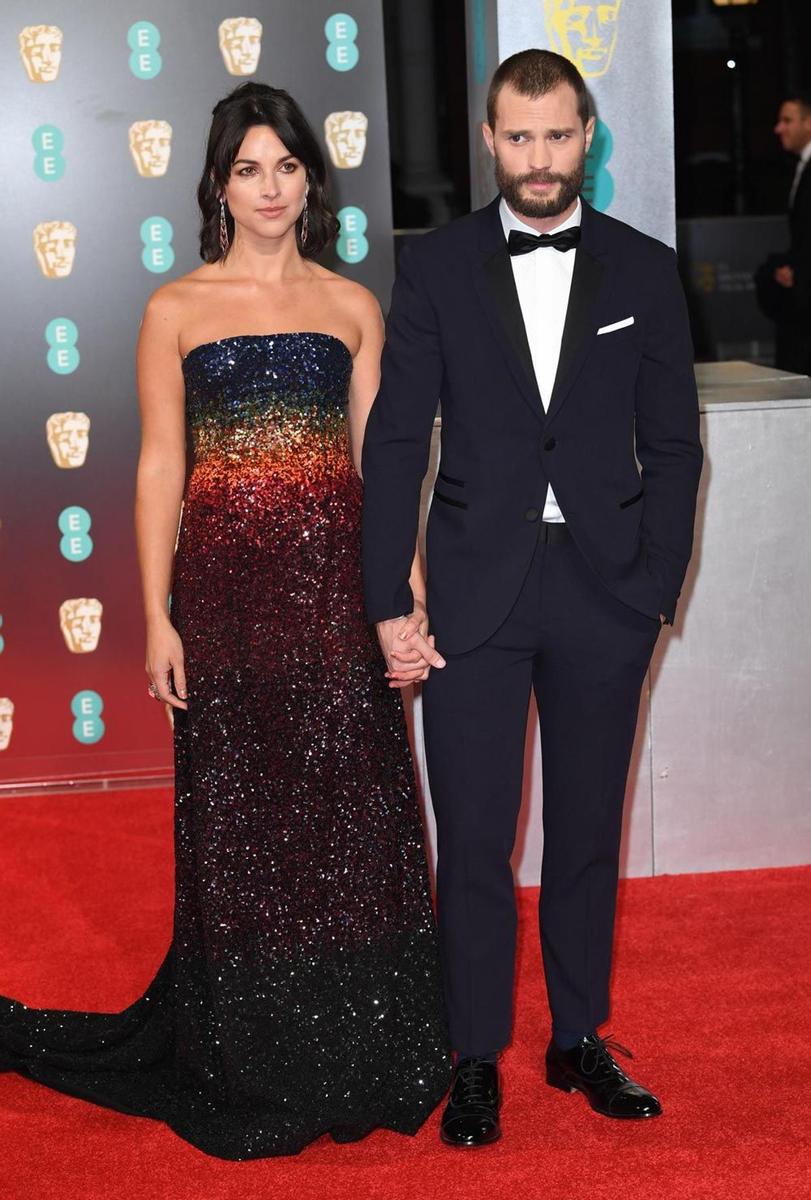 BAFTA 2017: Jamie Dornan, de Neil Barrett y Amelia Warner, de Ong Oaj Pairam