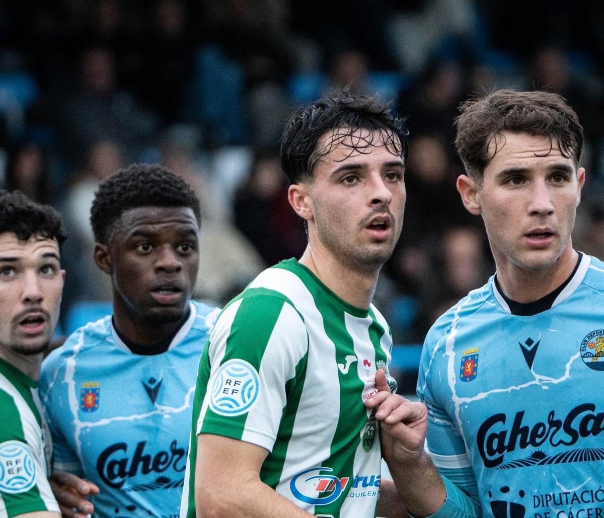 Jugadores del Coria en el último partido ante el Quintanar.