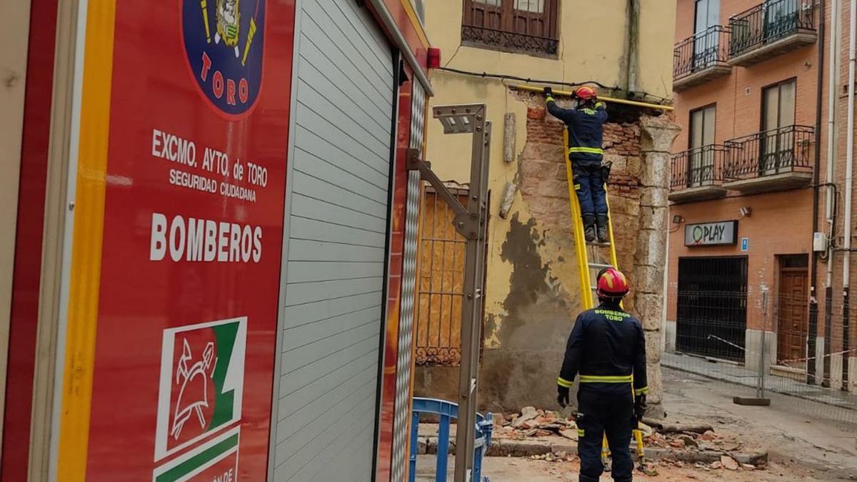 Actuación de seguridad de los Bomberos de Toro en un edificio de la esquina de Zapateros con Trasalfóndiga 