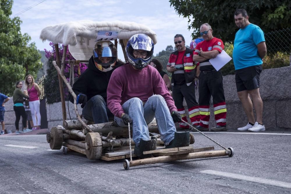 Cincuenta carros de bolas animan a toda velocidad las carreteras de Valladares ante una multitud de espectadores.