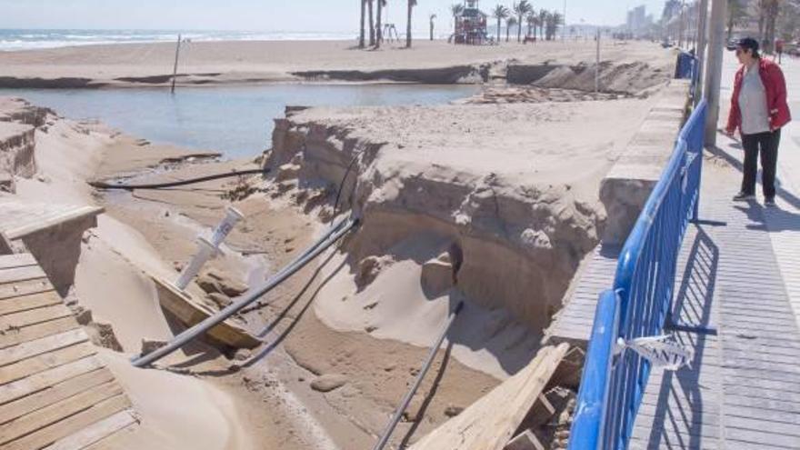 La Playa de San Juan se ha llevado la peor parte del temporal del pasado lunes. Los daños son aún visibles en el arenal y en algunas urbanizaciones que siguen anegadas.