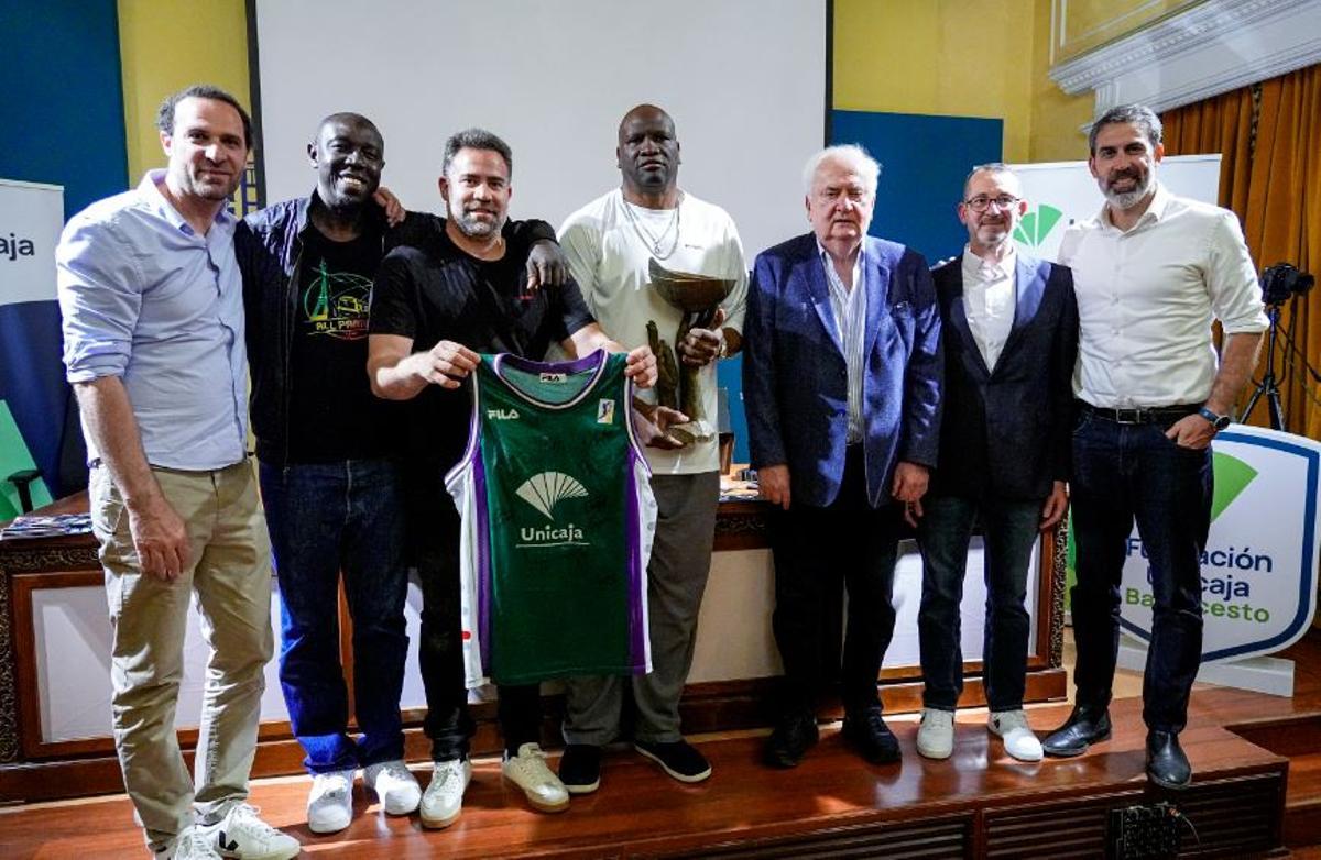Los jugadores presentes en la mesa redonda, junto a Boza Maljkovic