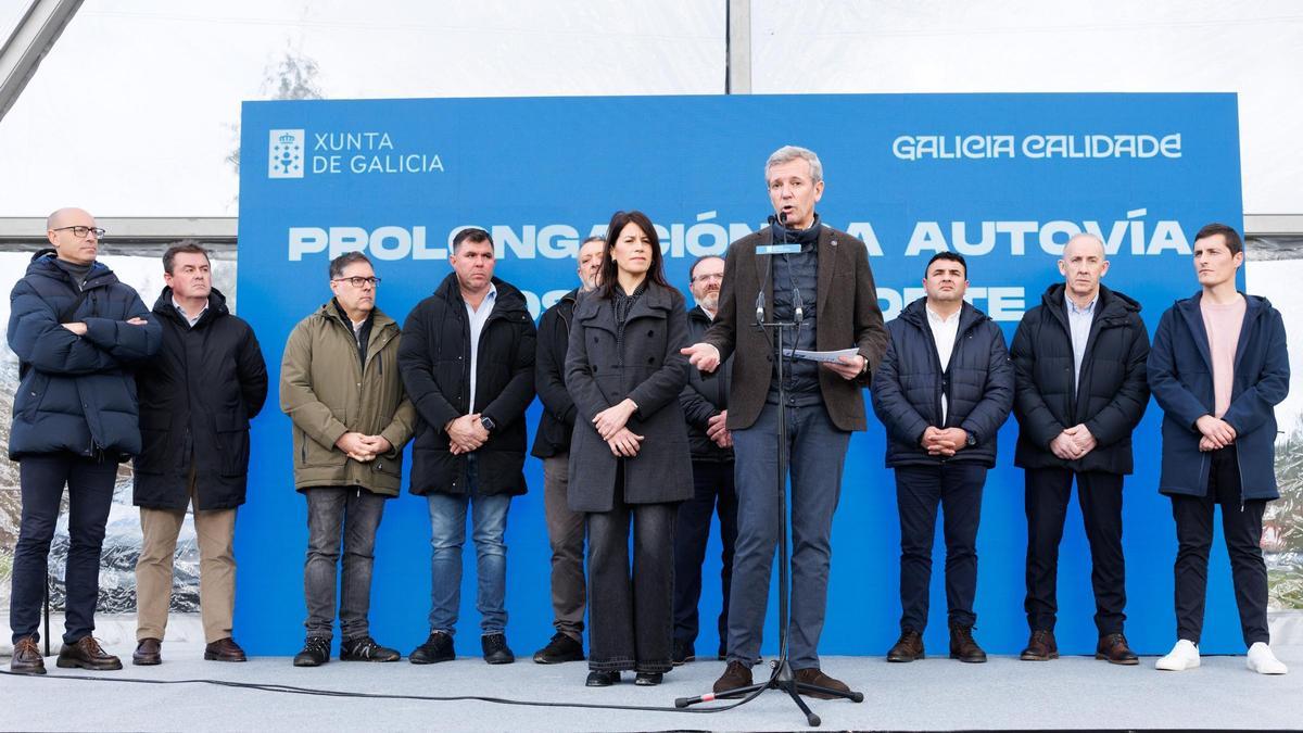 O presidente da Xunta e a conselleira, en Vimianzo, con alcaldes e concelleiros da zona.