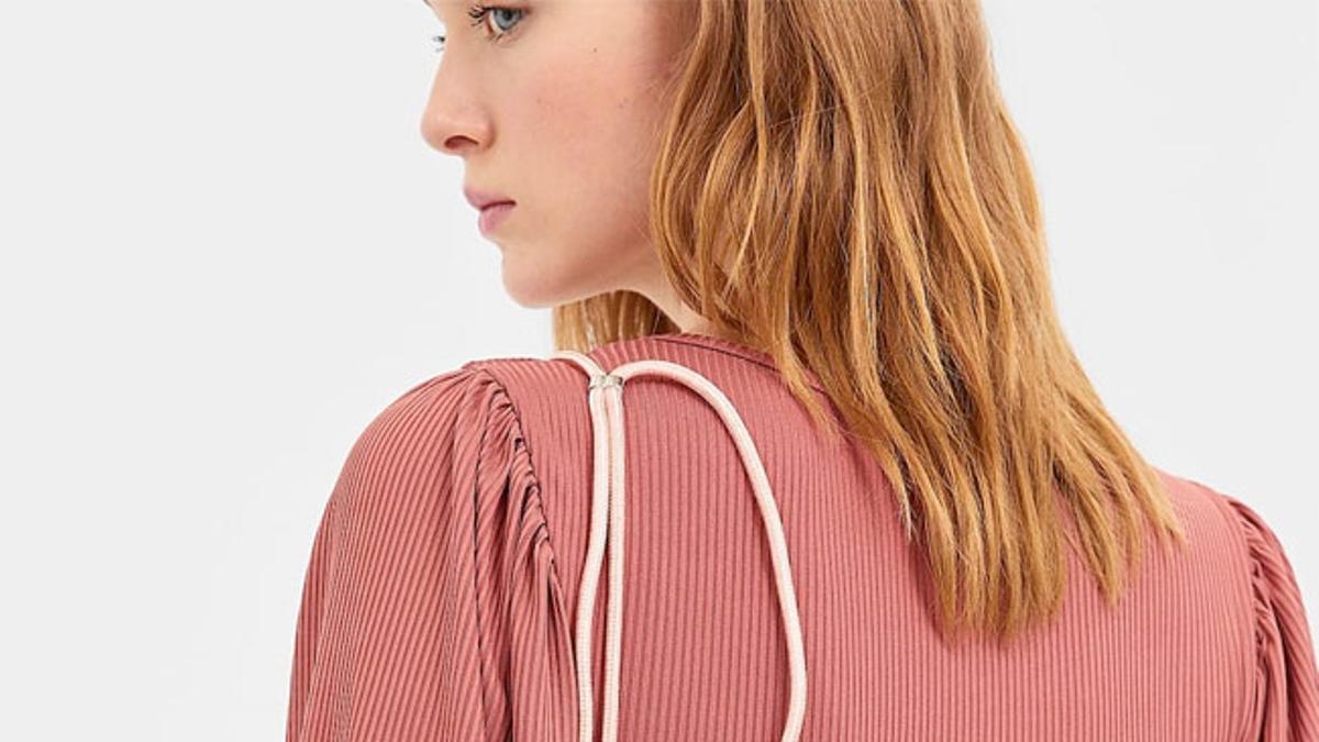 Carcasa con cordón para iPhone XS en rosa, de Stradivarius