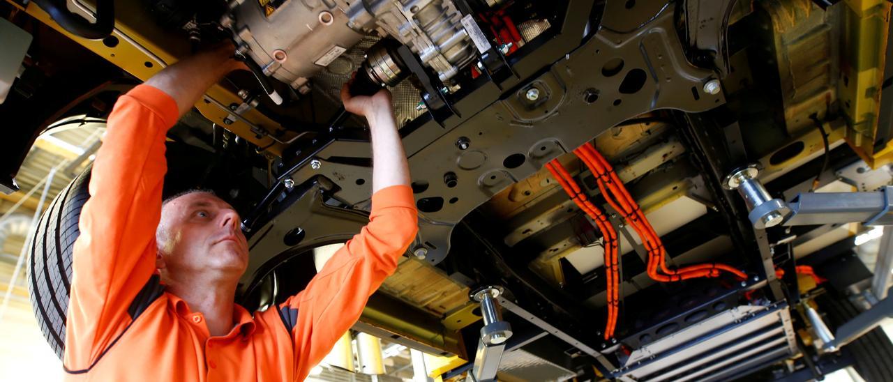 Un trabajador comprueba una furgoneta de Ford producida en la planta alemana de Colonia.