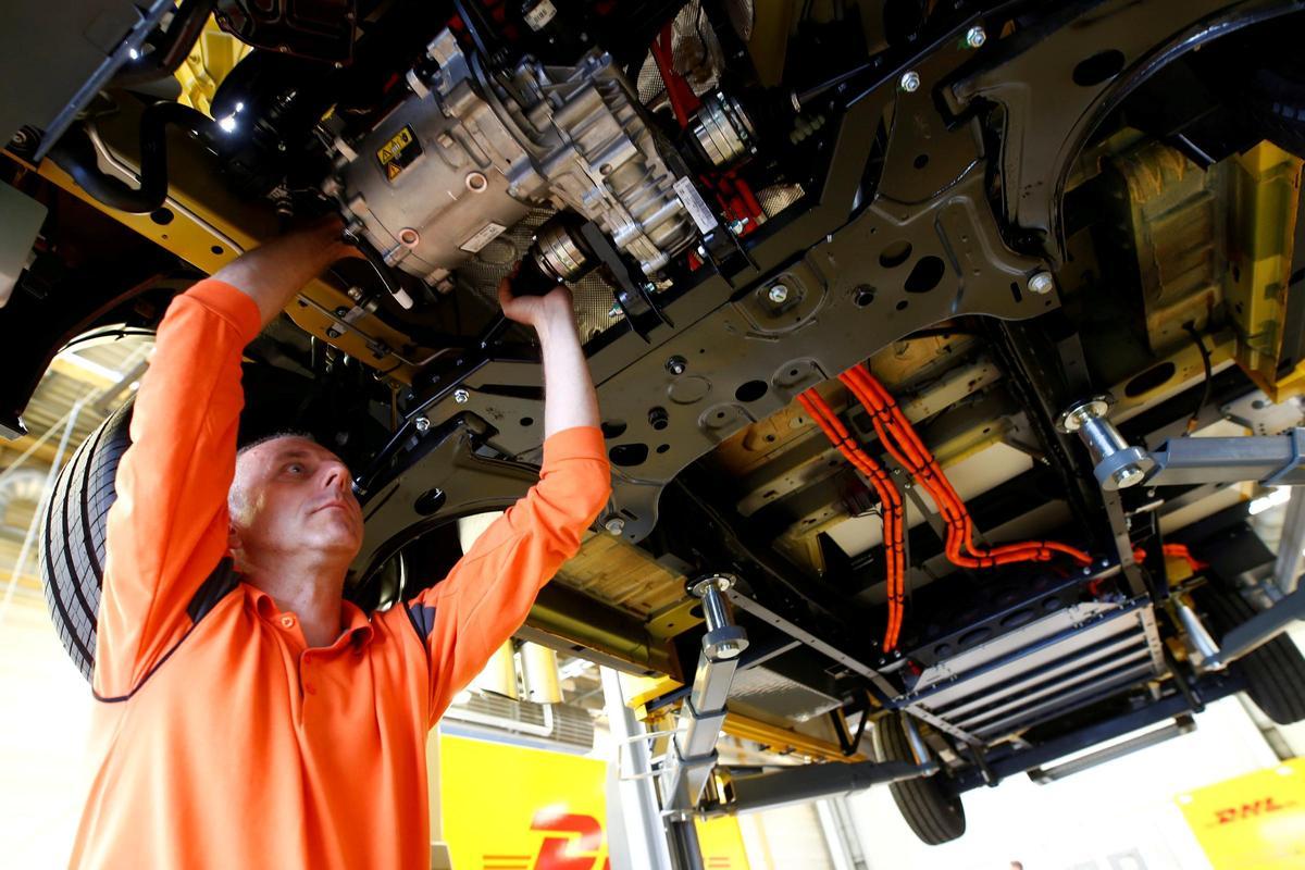 Un trabajador comprueba una furgoneta de Ford producida en la planta alemana de Colonia.