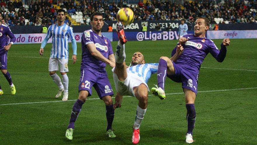 Amrabat sigue negado de cara al gol. Ayer incluso falló un penalti. En la imagen, el holandés realiza una chilena entre dos contrarios.