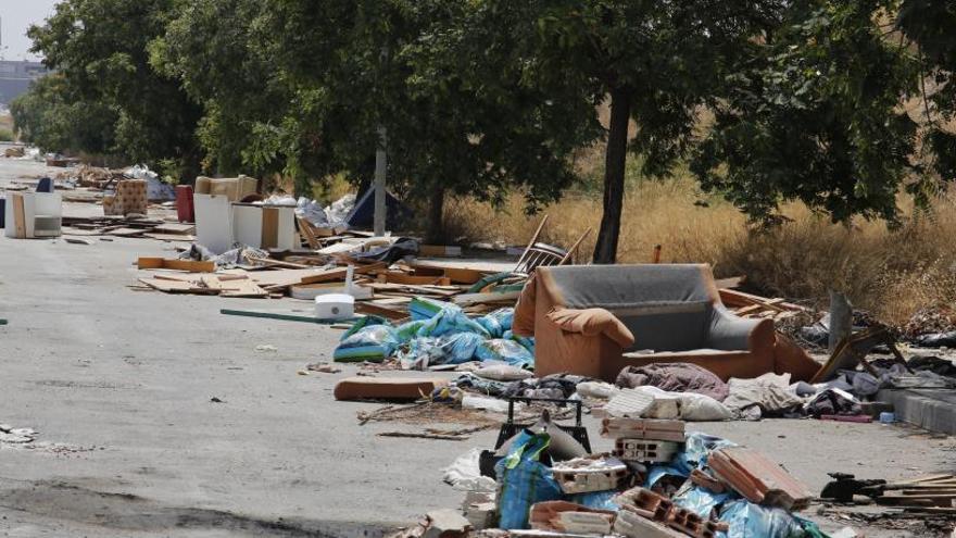 Basura acumulada en la zona industrial del cementerio.