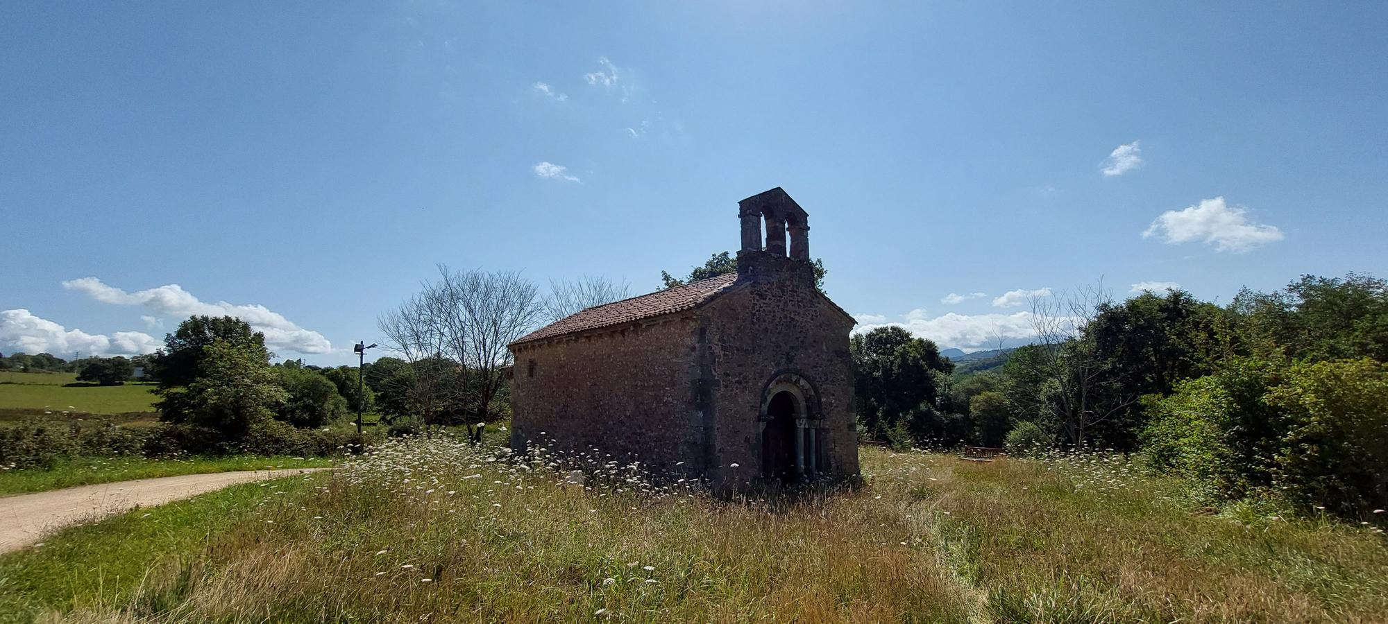 Una historia de casi mil años, las cabezas de pico vikingas y el espectáculo del ábside con 24 figuras de monstruos, juglares y enamorados: así es San Esteban de los Caballeros, joya del patrimonio de Siero