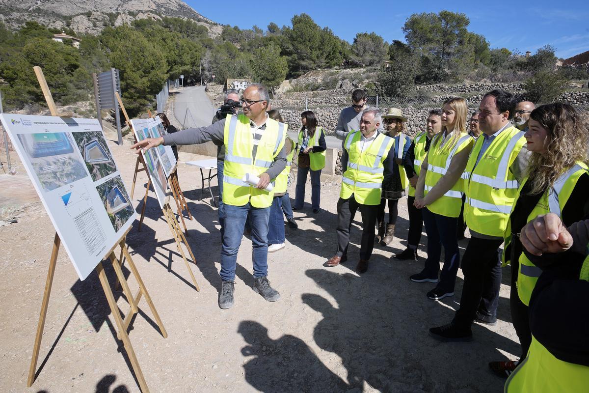 El president de la Generalitat, Juanfran Pérez Llorca, en una visita a las obras de adecuación de la balsa de riego L'Alhambra, en Finestrat.
