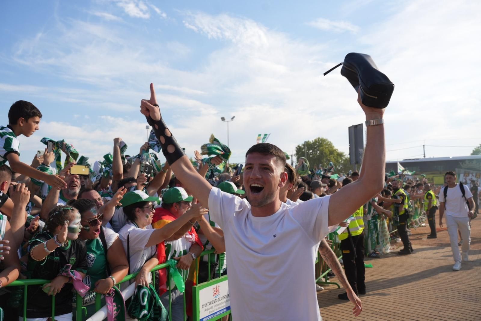 Así recibió la afición del Córdoba CF al autobús del equipo en El Arenal