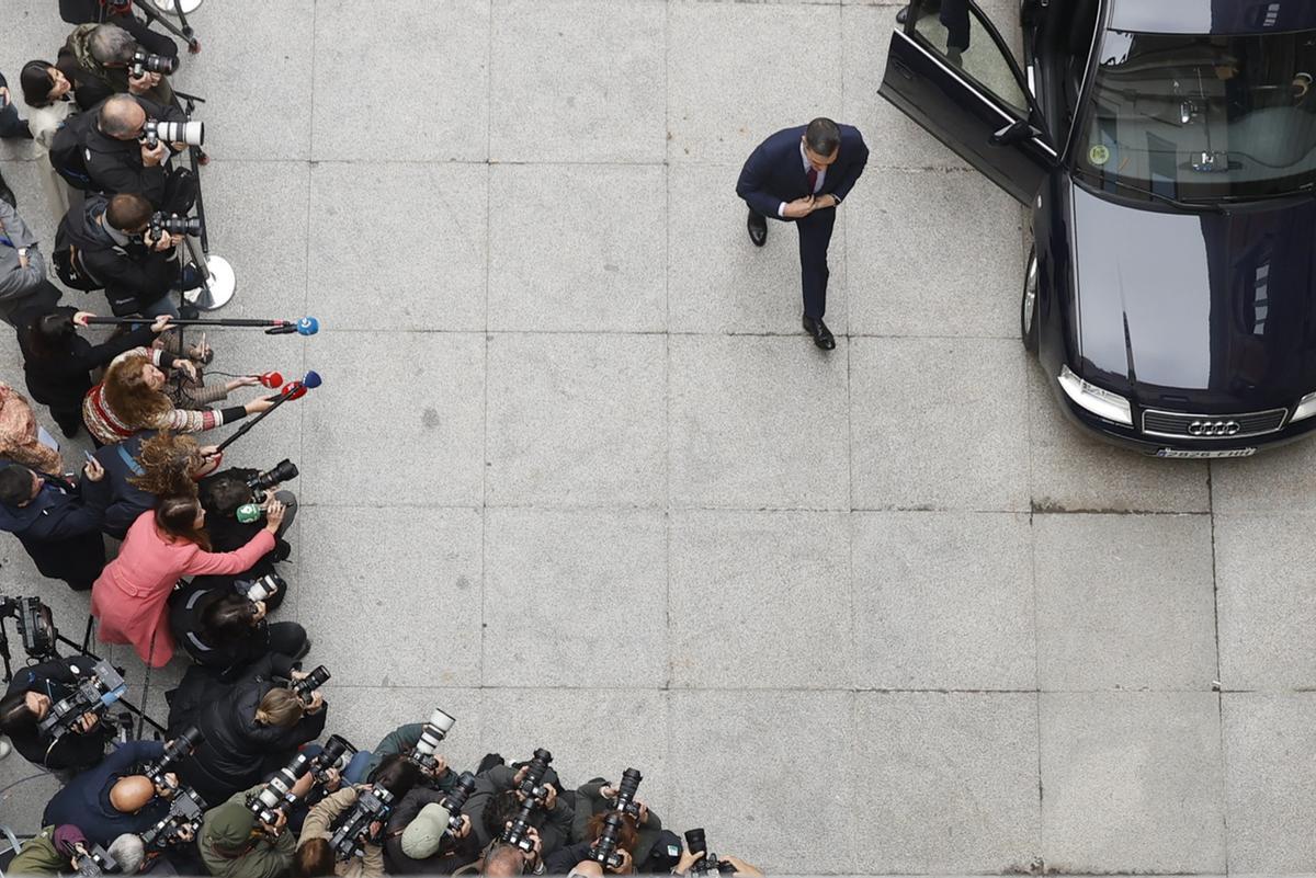 El presidente del Gobierno pasa ante los medios de comunicación congregados a las puertas del patio del Congreso, en una imagen de archivo durante su debate de investidura.