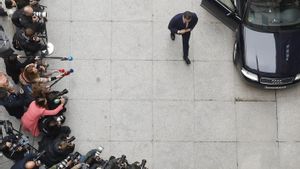 El presidente del Gobierno pasa ante los medios de comunicación congregados a las puertas del patio del Congreso, en una imagen de archivo durante su debate de investidura. 