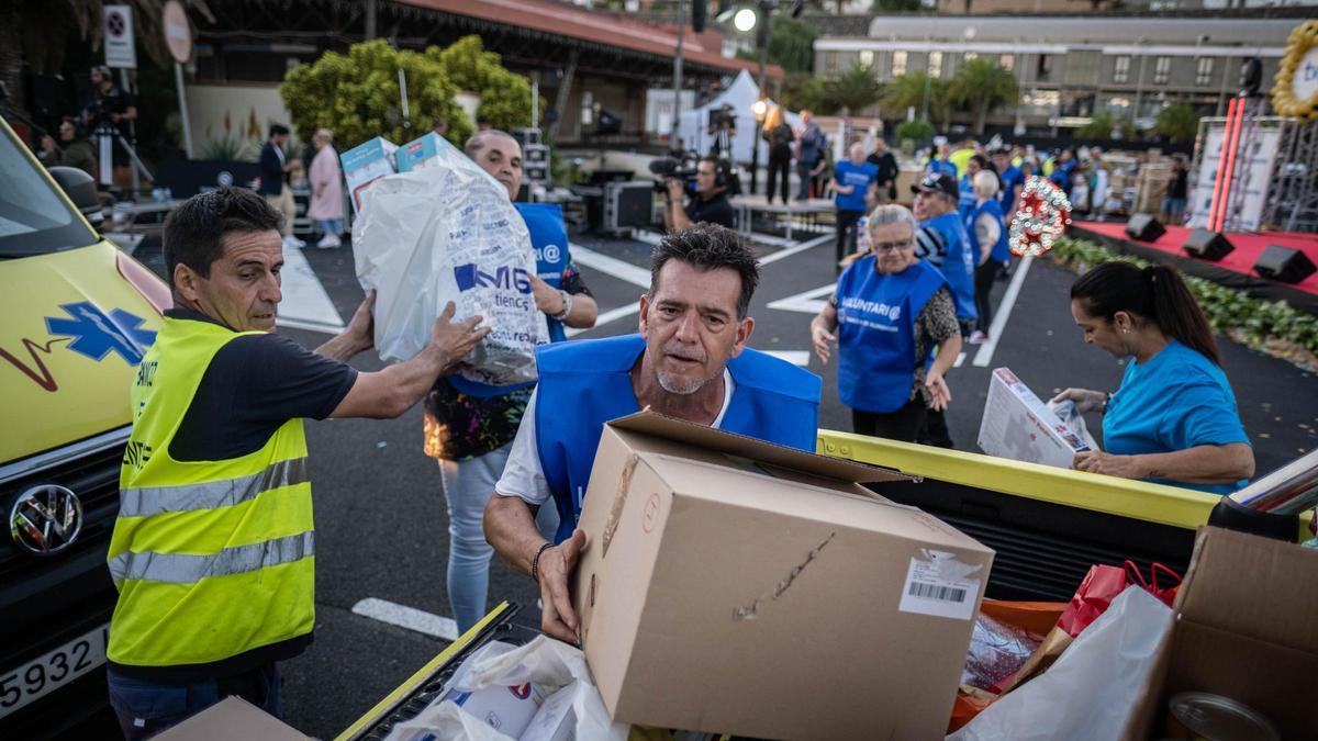 Cadena solidaria durante la celebración del Telemaratón de Mírame TV, el año pasado en Mercatenerife.