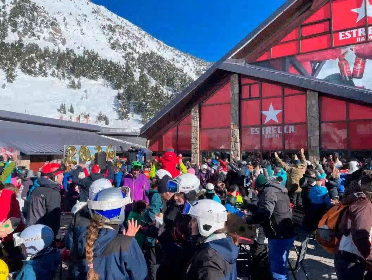 Gran multitud de gent a Vallter, durant una festa per celebrar el nou any.