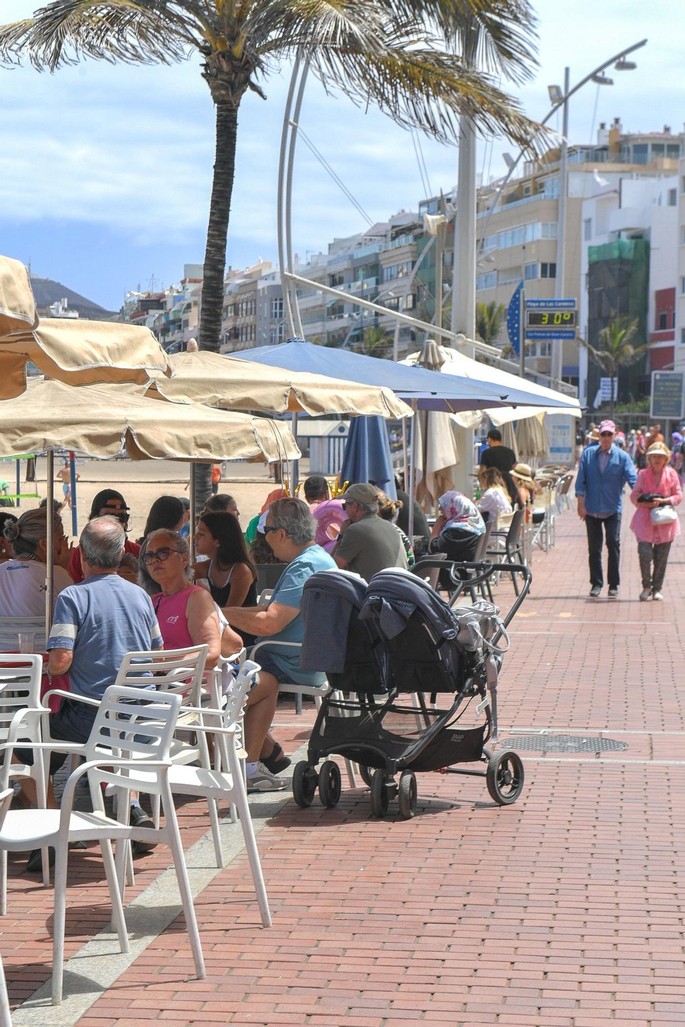 Día de playa en Las Canteras tras la noche de San Juan