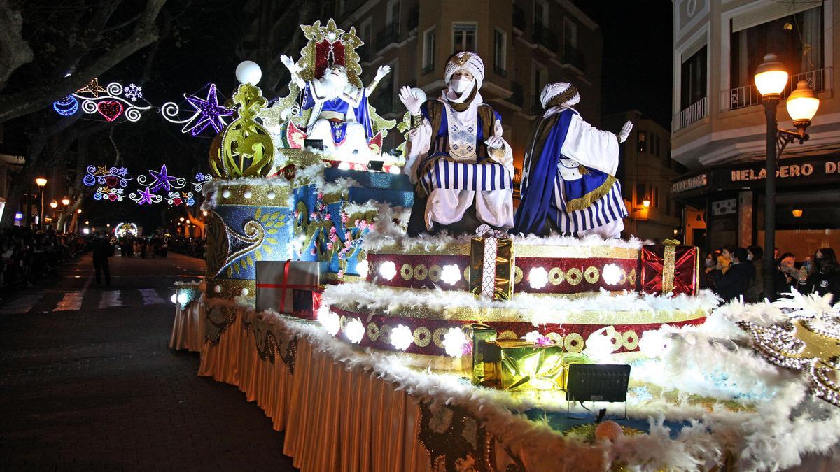 La cabalgata de Los reyes magos a su paso por la calle Marqués de Dénia