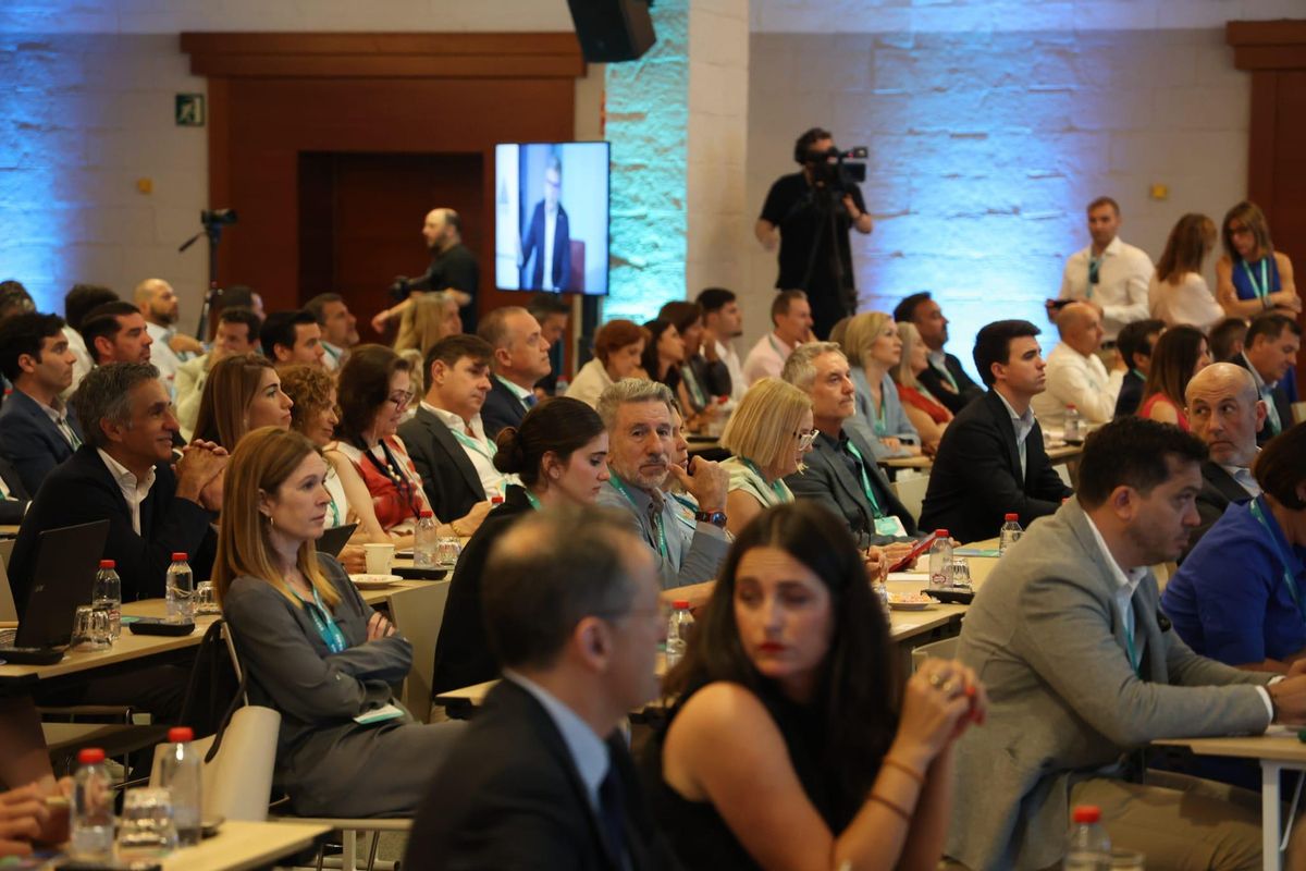 Más de 200 empresarios han asistido a la jornada de AVE en Benidorm.