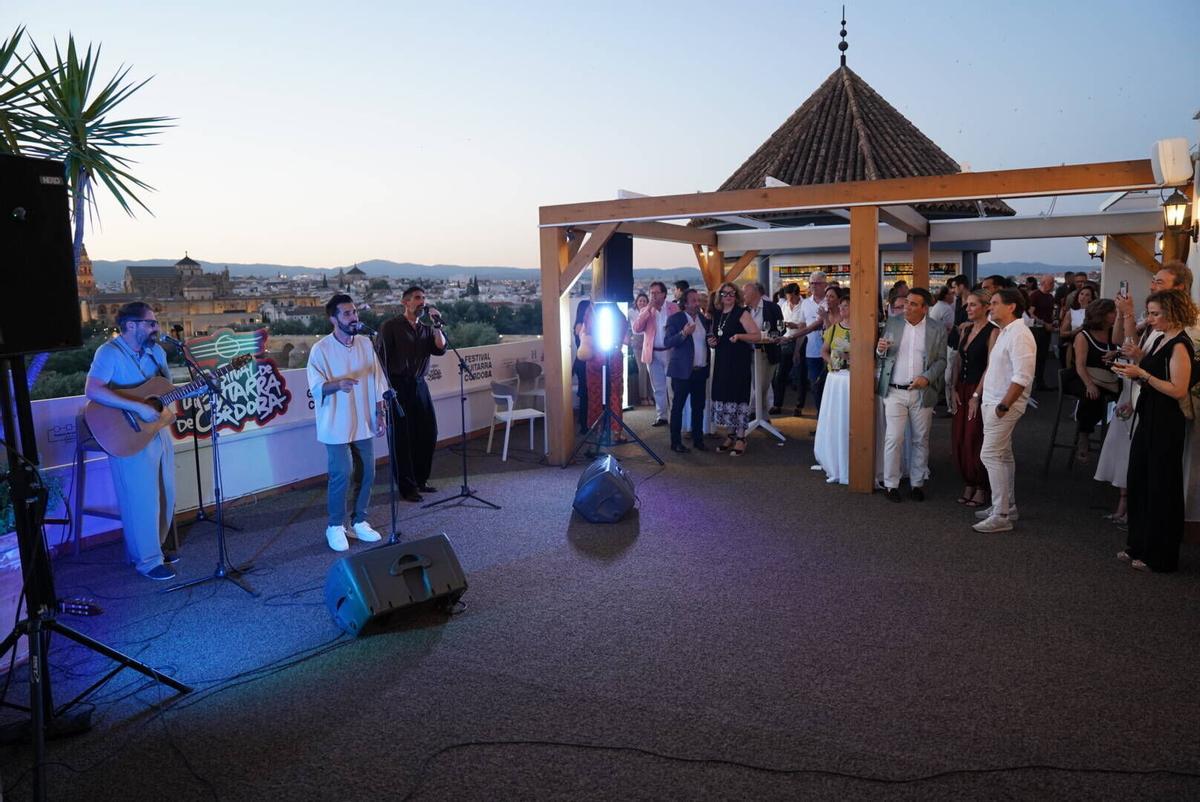 El IMAE presenta en la terraza del Hesperia el programa del 45 Festival de la Guitarra con una actuación de Los Aslándticos.