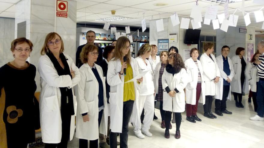 Concentración contra la violencia machista en el hospital de Xàtiva.
