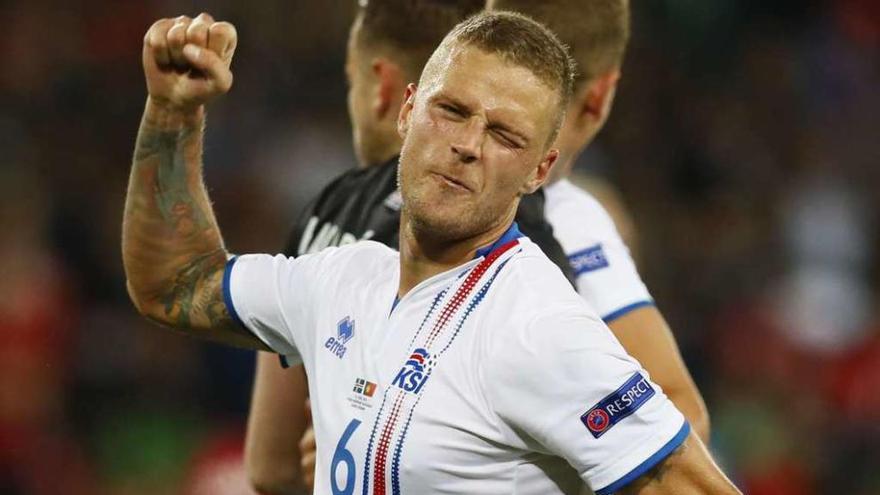 El islandés Ragnar Sigurdsson celebra el empate de su equipo ante Portugal. // Efe