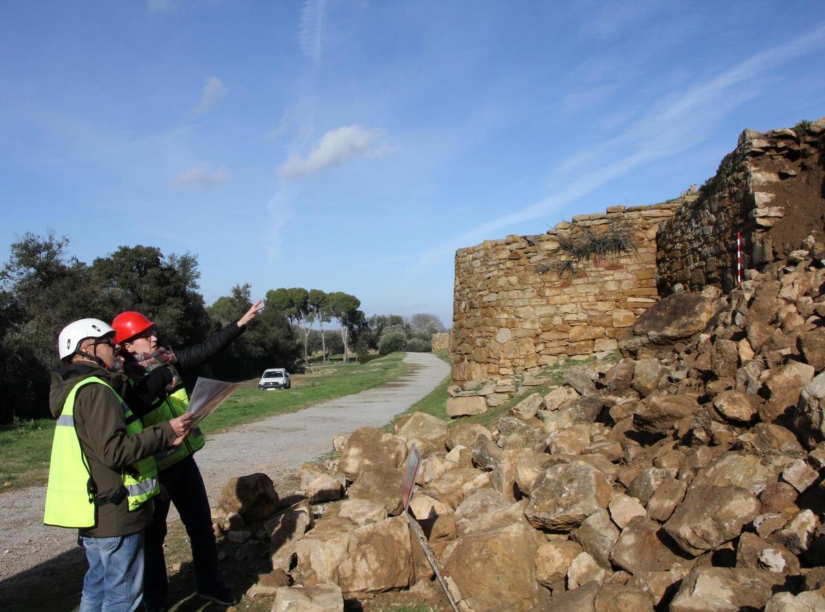 Imagen del desprendimiento de un tramo de unos 10 metros de la muralla de la ciudad ibérica de Ullastret.