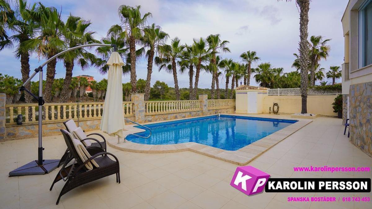 Casa con piscina a la venta en Orihuela