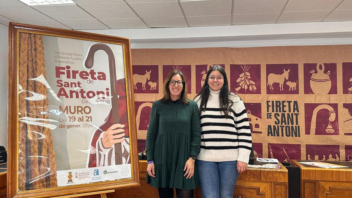 Las concejales de Turismo y Cultura de Muro, durante la presentación de la Fireta de Sant Antoni.