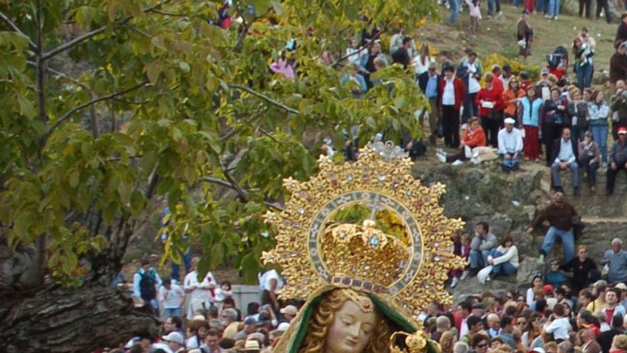 La Virgen del Puerto y el Niño, coronados, en una de sus procesiones festivas. | El Periódico de Extremadura