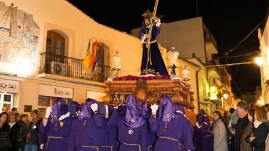 El Nazareno recorre  el casco histórico calpino en procesión