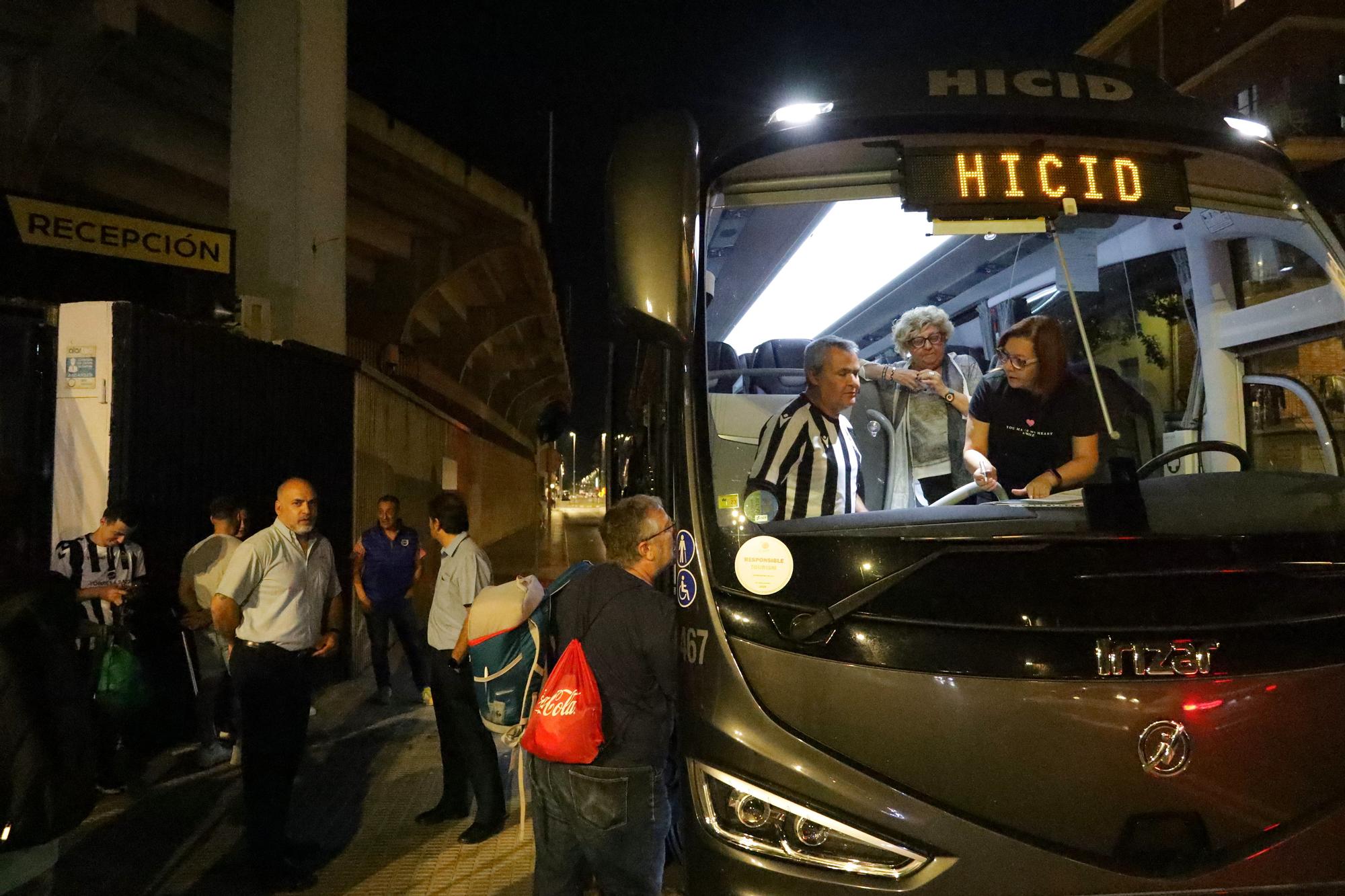 Galería | El autobús de los aficionados albinegros viaja lleno de ilusión a Riazor