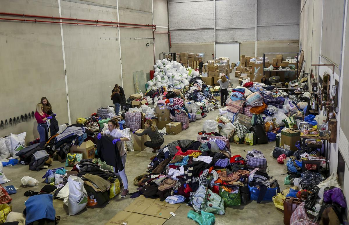 Ucranianas y Rusas trabajan juntas en el empaquetado de ayuda humanitaria Ucranianas y Rusas trabajan juntas en el empaquetado de ayuda humanitaria