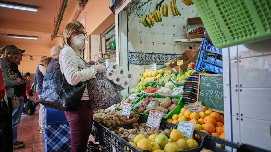 Actividad en el Mercado Nuestra Señora de África este sábado, 14 de marzo de 2020.