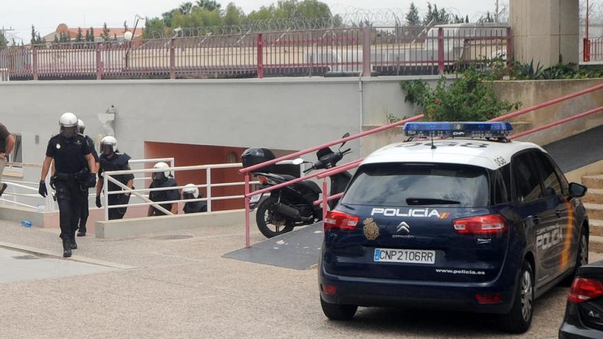 Los agentes del Cuerpo Nacional de Policía, después de la intervención en el CIE