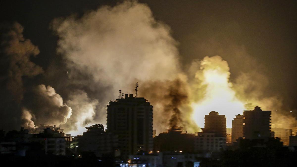 Fuego y columnas de humoen Gaza por los bombardeos de Israel.