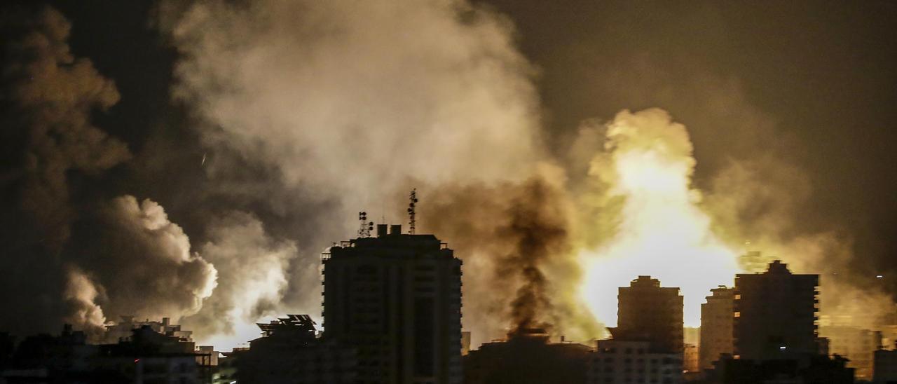 Fuego y columnas de humo en Gaza por los bombardeos de Israel.