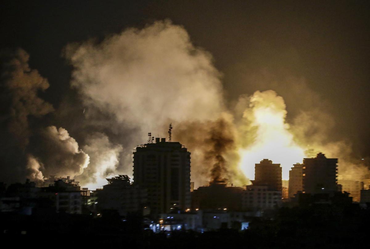 Fuego y columnas de humo en Gaza por los bombardeos de Israel.