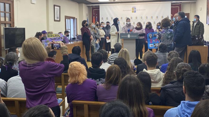 Estudiantes leen el Manifiesto del 8M en Benicarló
