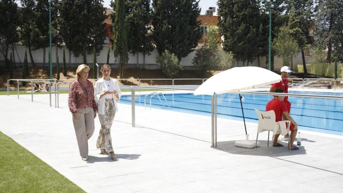 La delegada de Obras y Equipamientos, Paloma García Romero, visita los trabajos del CDM Moscardó junto a la concejala del distrito, Sonia Cea.