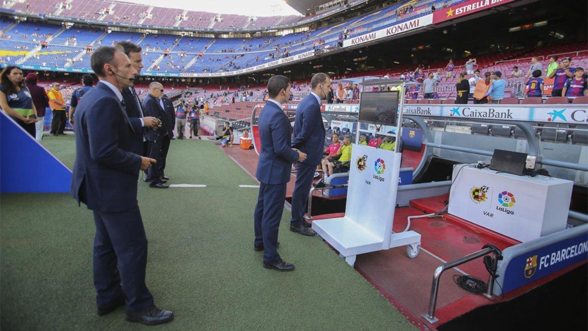 Mario Melero López y el resto del equipo arbitral revisan las instalaciones del VAR en el Camp Nou antes del Barça-Huesca de LaLiga 2018/19