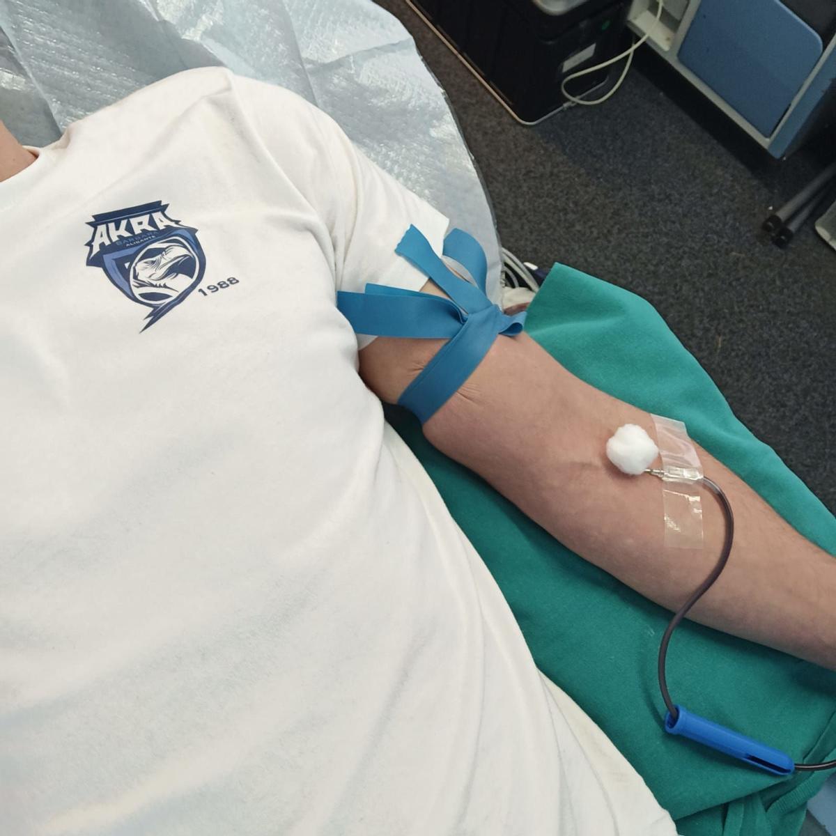 Donación solidaria de sangre gracias al Autobanco del centro de Transfusiones que se situó en las inmediaciones del Campo de Rugby Juan Antonio Samaranch de Alicante.